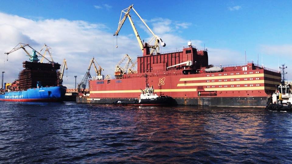 A világon egyedülálló úszó atomerőművi blokkot indítottak útnak Szentpétervárról